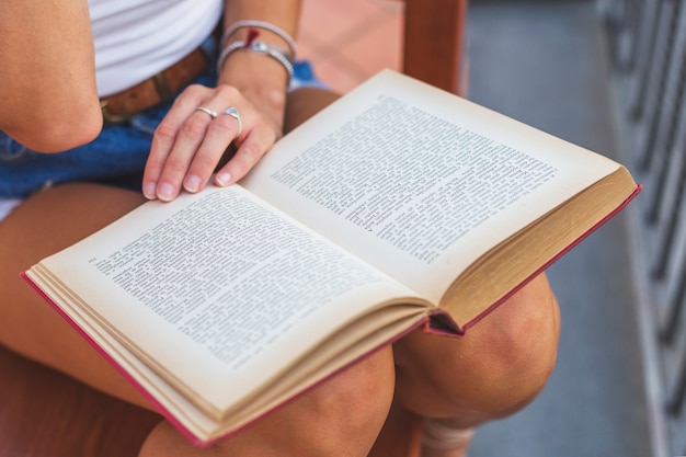 Gros plan, femme, lecture, livre