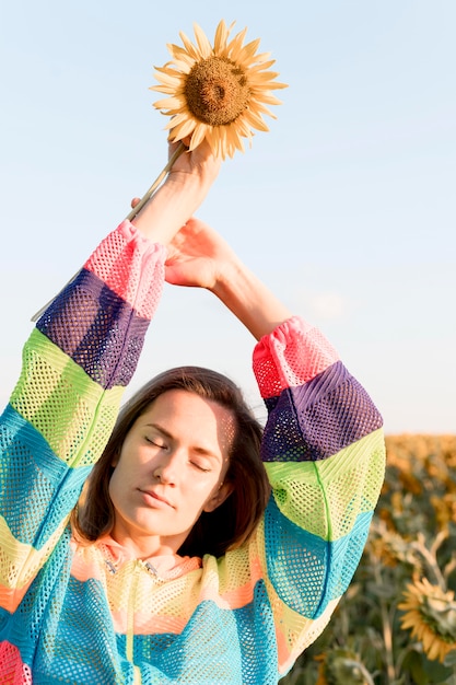 Gros plan, femme, lever, tournesol