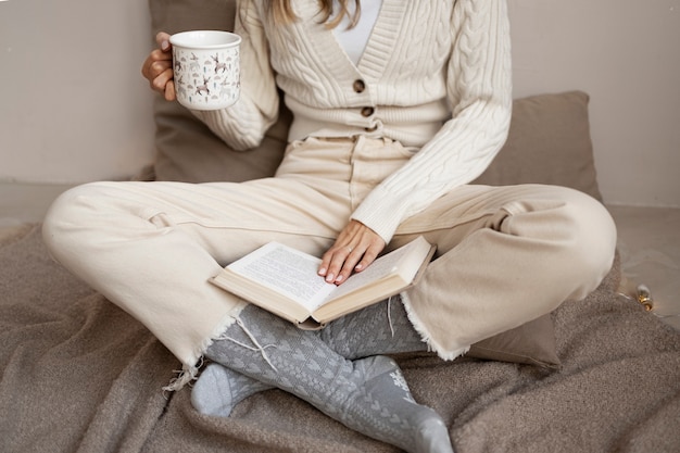 Gros plan femme lisant à la maison