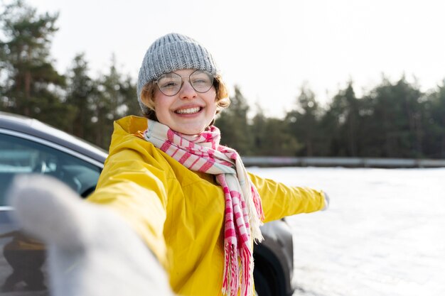 Gros plan sur une femme lors d'un voyage d'hiver