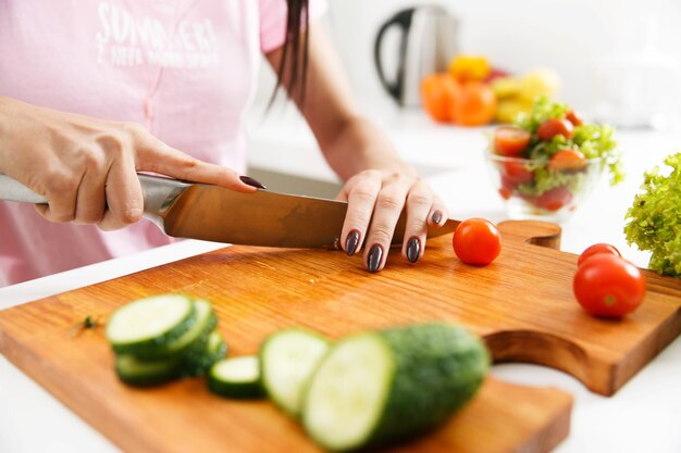 Gros plan, de, femme, mains, découpage, tomates, sur, les, planche bois