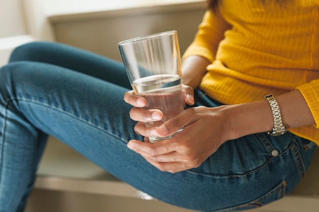 Gros plan, femme, mains, eau, verre