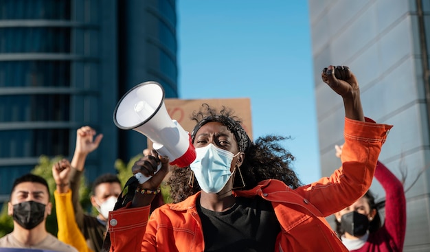 Gros plan, femme, à, mégaphone, porter masque