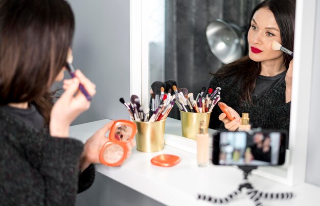 Gros plan, femme, mettre, maquillage