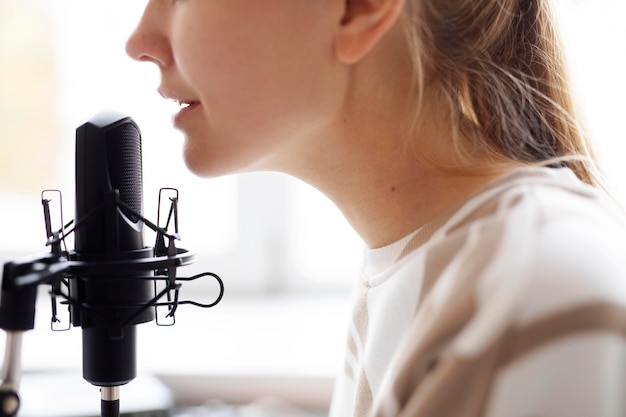 Photo gratuite gros plan femme avec microphone