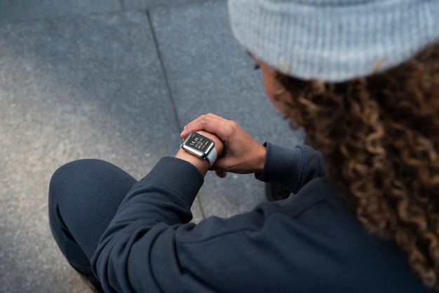 Gros plan femme avec montre