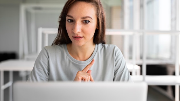 Gros plan femme avec ordinateur portable