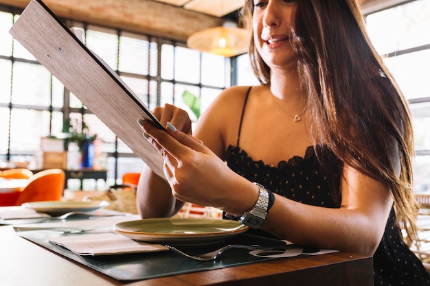 Gros plan, femme, passer commande, restaurant