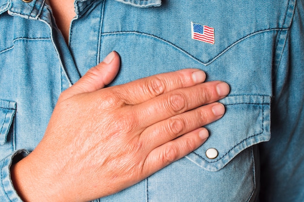 Gros plan d'une femme patriotique avec la main sur le coeur