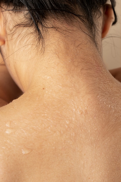 Photo gratuite gros plan femme avec une peau hydratée