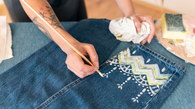 Gros plan femme peinture jeans