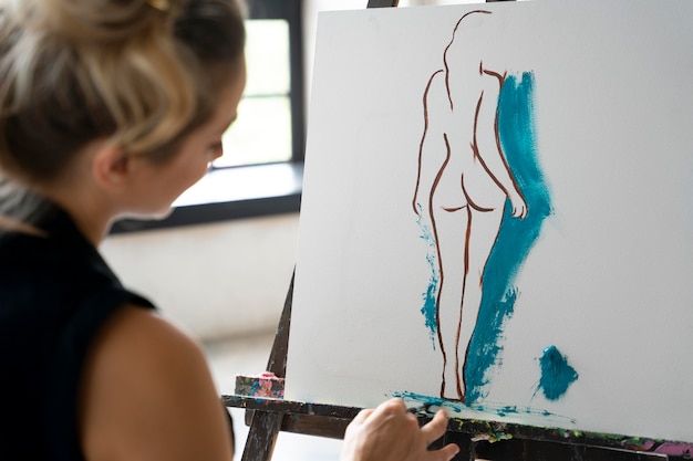 Photo gratuite gros plan femme peinture sur toile