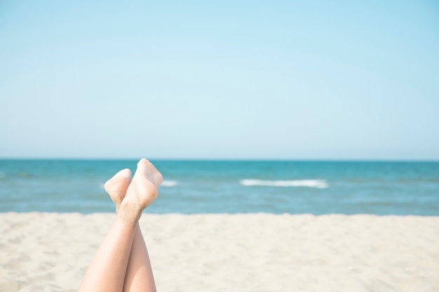 Gros plan femme pieds au bord de la mer