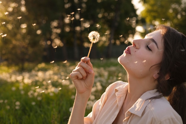 Photo gratuite gros plan femme avec pissenlit