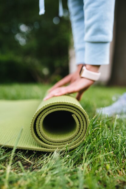 Gros plan, de, femme, pliage, rouleau, fitness, après, travailler dehors, dans parc