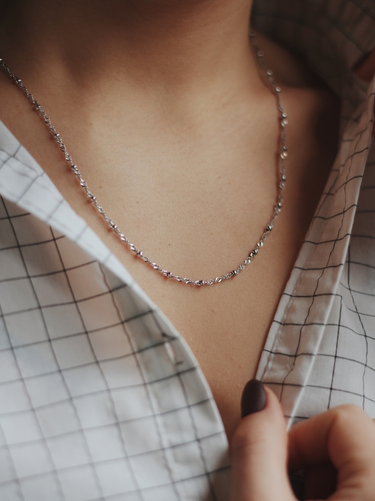 Photo gratuit gros plan d'une femme portant un beau collier en argent