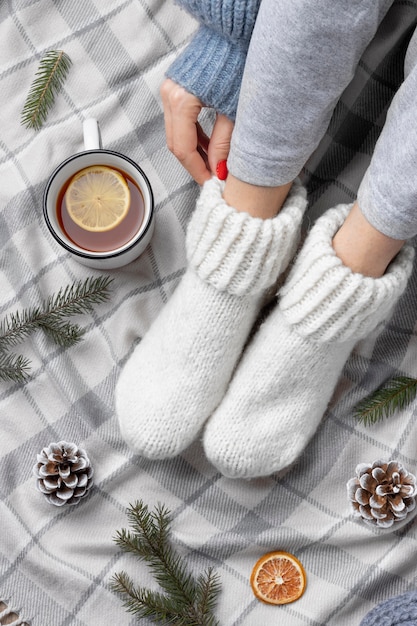 Gros plan femme portant des chaussettes chaudes