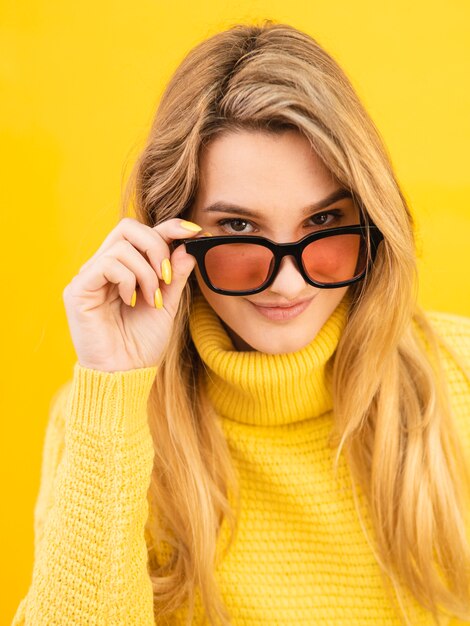 Gros plan, femme, Porter, lunettes soleil