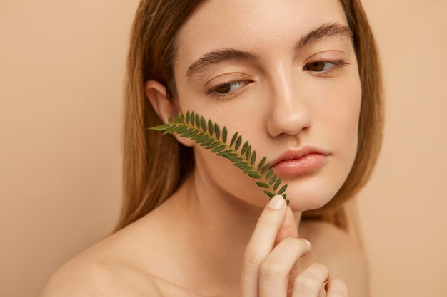 Gros plan, femme, poser, à, brindille