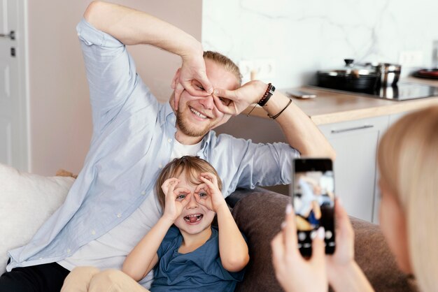 Gros plan femme prenant des photos à la maison