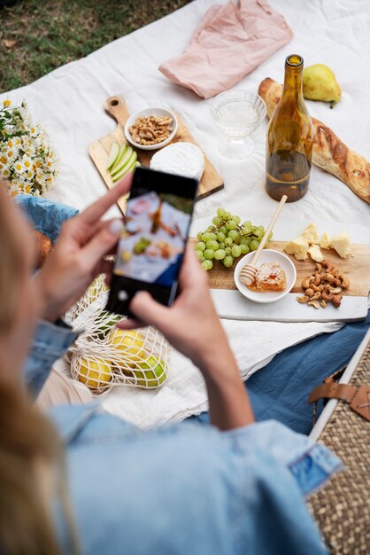 Gros plan femme prenant des photos avec téléphone