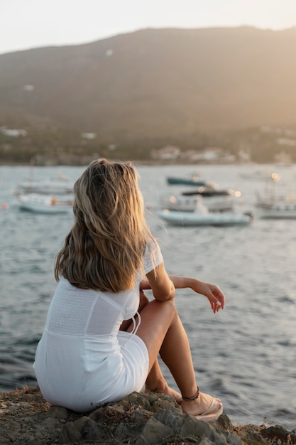 Photo gratuite gros plan sur une femme profitant du bord de mer