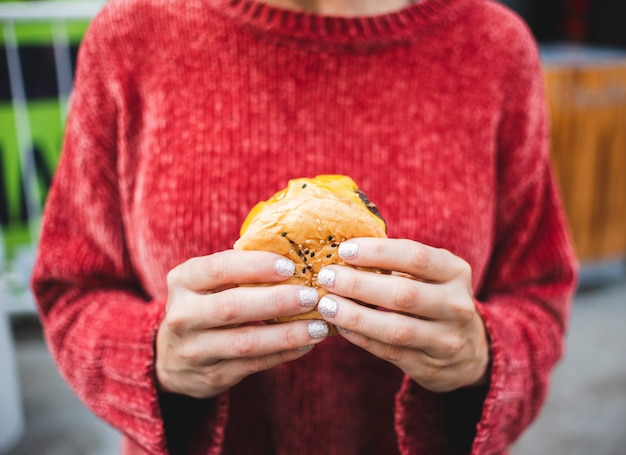 Gros plan, femme, pull, burger