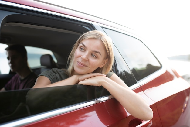 Gros plan femme regardant par la fenêtre