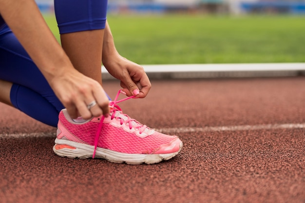 Gros plan, femme, relier, chaussures, lacets