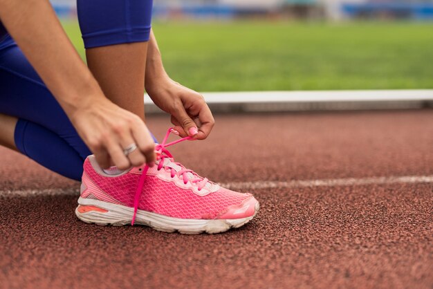 Gros plan, femme, relier, chaussures, lacets