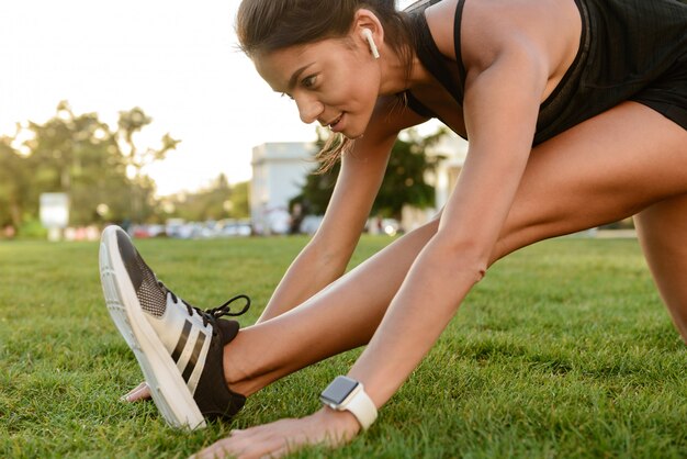 Gros plan d'une femme de remise en forme dans les écouteurs