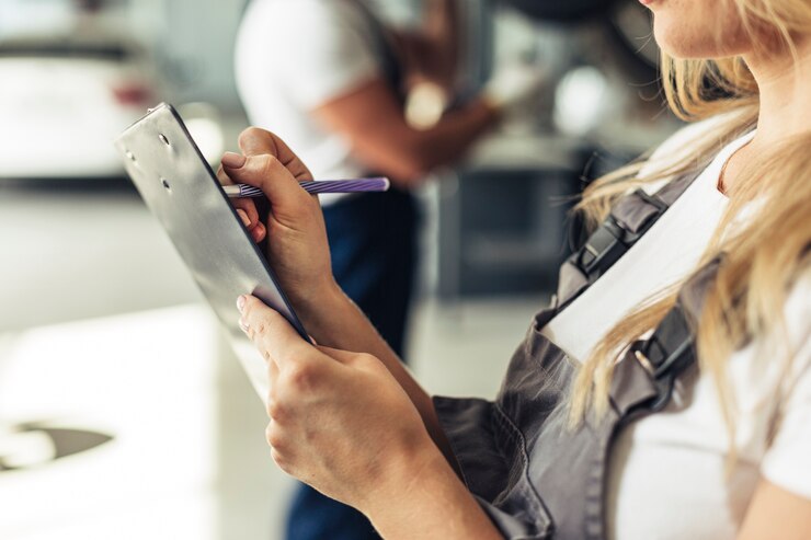 Photo gratuit gros plan femme remplissant le formulaire au service de voiture