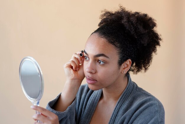 Gros plan femme remplissant ses sourcils