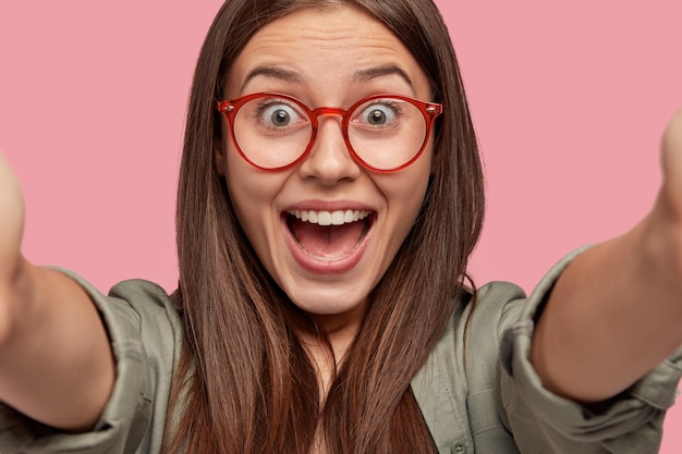 Gros plan d'une femme riche et joyeuse fait une photo d'elle-même