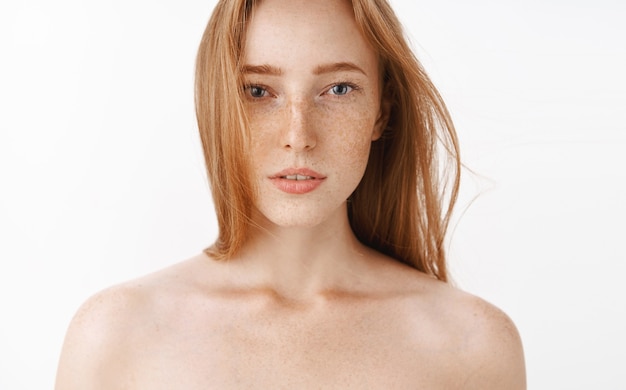 Photo gratuite gros plan d'une femme rousse sensuelle féminine et attrayante debout nue avec la bouche légèrement ouverte et une expression romantique de rêve appréciant un bain chaud après le travail