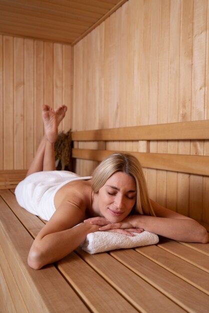 Gros plan sur une femme se relaxant dans le sauna