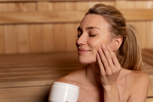 Gros plan sur une femme se relaxant dans le sauna