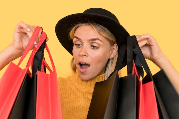 Gros plan de femme shopping vendredi noir