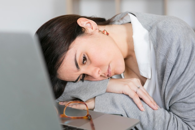 Gros plan, femme, sleepig, verre, table, ordinateur portable