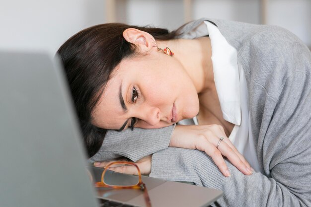 Gros plan, femme, sleepig, verre, table, ordinateur portable