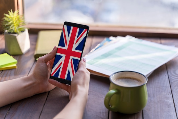 Gros plan, femme, smartphone, café, tasse