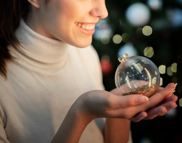 Gros plan, femme smiley, tenue, globe, pour, arbre noël