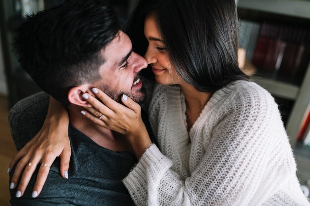 Gros plan, de, femme souriante, aimer, elle, petit ami