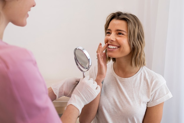 Photo gratuite gros plan femme souriante après remplissage des lèvres