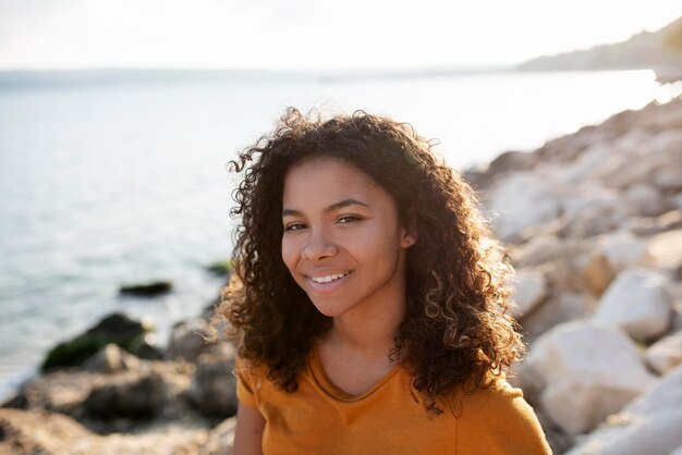 Gros plan femme souriante au bord de la mer