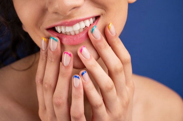 Gros plan femme souriante avec une belle manucure