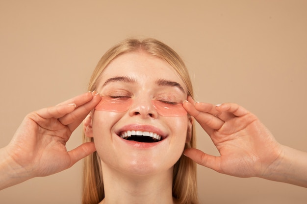 Photo gratuite gros plan femme souriante avec cache-œil