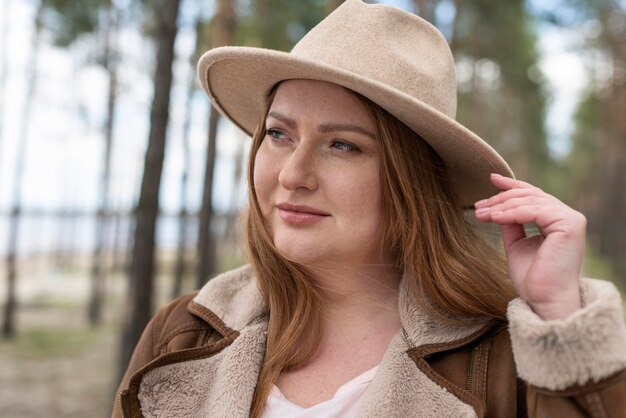 Gros plan, femme souriante, à, chapeau, dehors