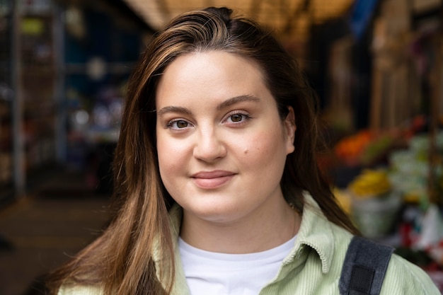 Gros plan femme souriante à l'extérieur