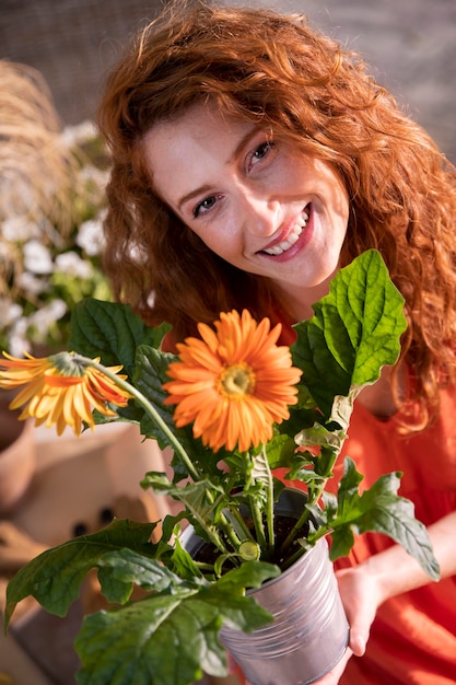 Gros plan femme souriante avec des fleurs